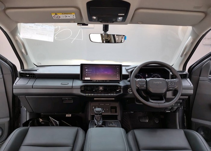 2026 TOYOTA HILUX TRAVO OVERLAND 2.8 2WD AT Gray image 7