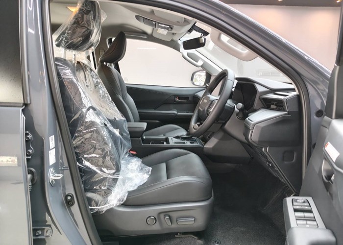 2026 TOYOTA HILUX TRAVO OVERLAND 2.8 2WD AT Gray image 9