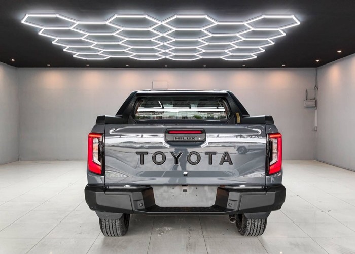 2026 TOYOTA HILUX TRAVO OVERLAND 2.8 2WD AT Gray image 11