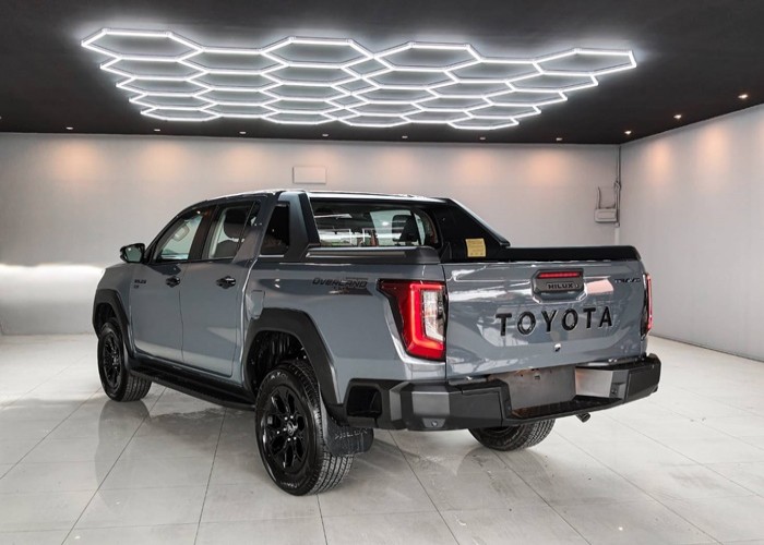 2026 TOYOTA HILUX TRAVO OVERLAND 2.8 2WD AT Gray image 13