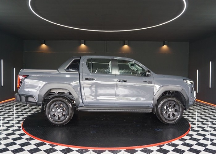 2026 TOYOTA HILUX TRAVO OVERLAND 2.8 2WD AT Gray image 3