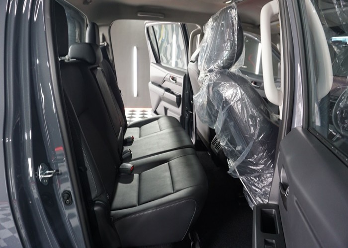 2026 TOYOTA HILUX TRAVO OVERLAND 2.8 2WD AT Gray image 10