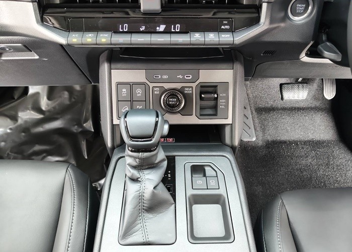 2026 TOYOTA HILUX TRAVO OVERLAND 2.8 4WD AT Gray image 6