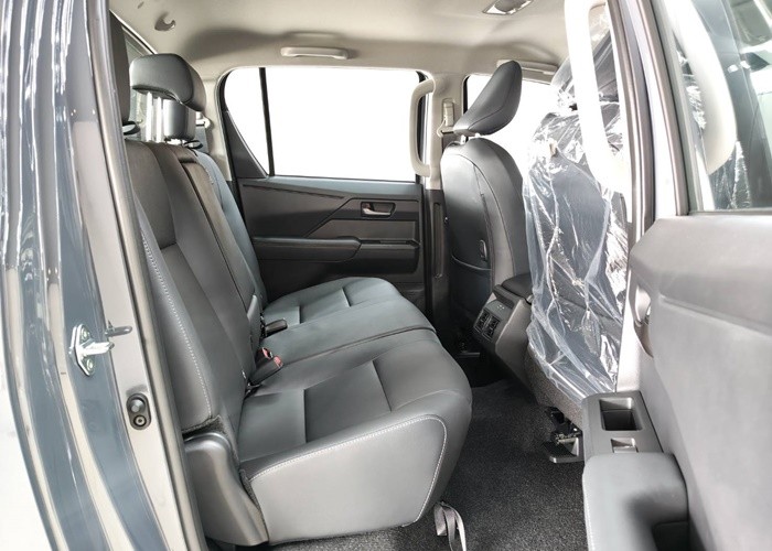 2026 TOYOTA HILUX TRAVO OVERLAND 2.8 4WD AT Gray image 11