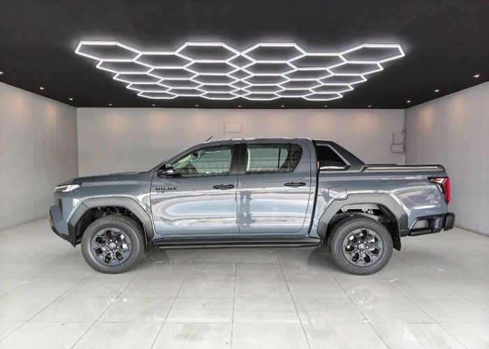 2026 TOYOTA HILUX TRAVO OVERLAND 2.8 4WD AT Gray image 2