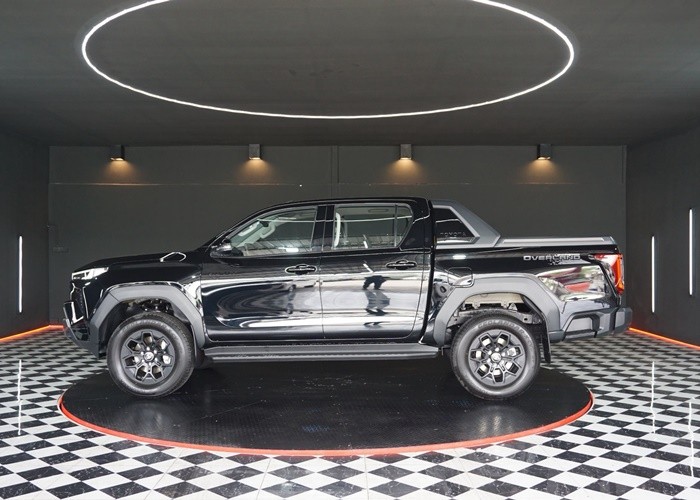 2026 TOYOTA HILUX TRAVO OVERLAND 2.8 2WD AT Black image 6