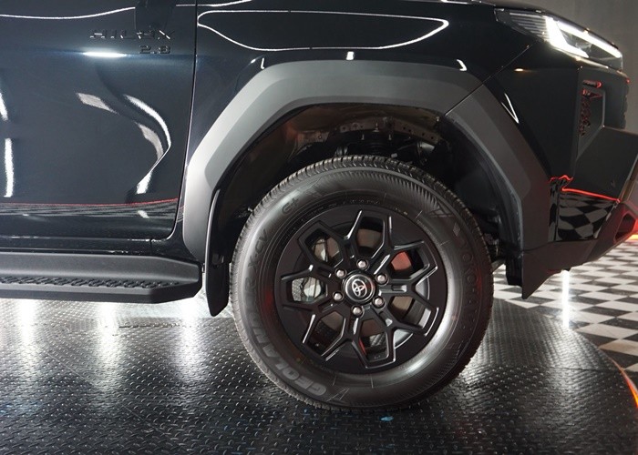 2026 TOYOTA HILUX TRAVO OVERLAND 2.8 2WD AT Black image 11