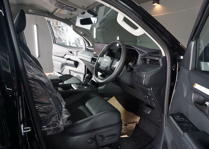 2026 TOYOTA HILUX TRAVO OVERLAND 2.8 2WD AT Black image 17