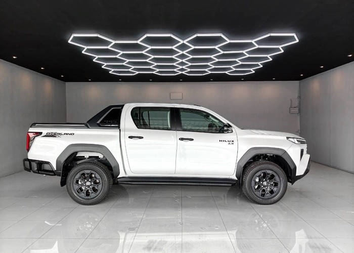 2026 TOYOTA HILUX TRAVO OVERLAND 2.8 2WD AT White image 3