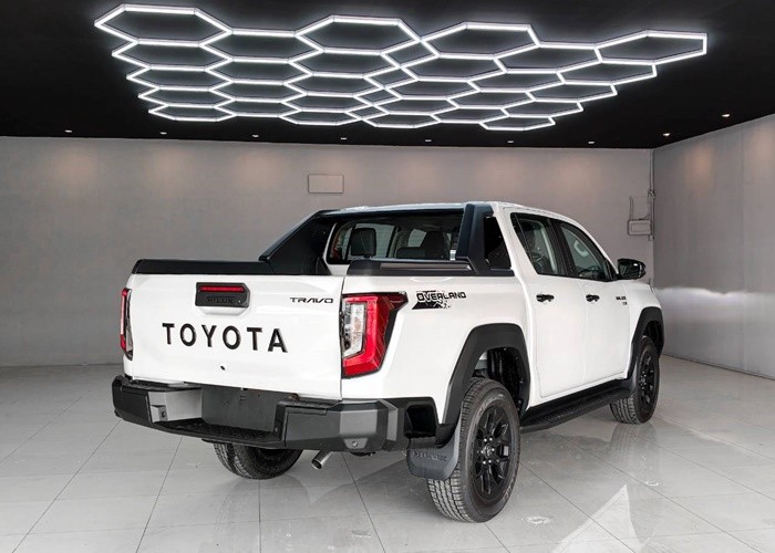 2026 TOYOTA HILUX TRAVO OVERLAND 2.8 2WD AT White image 5