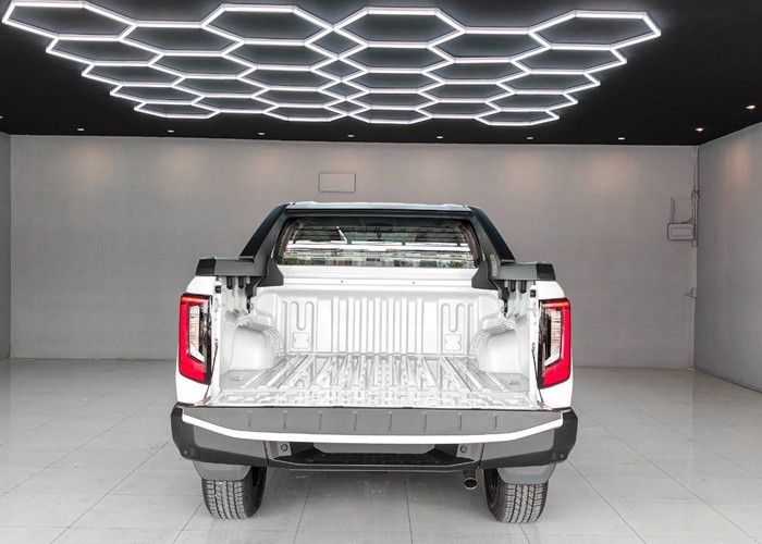 2026 TOYOTA HILUX TRAVO OVERLAND 2.8 2WD AT White image 7