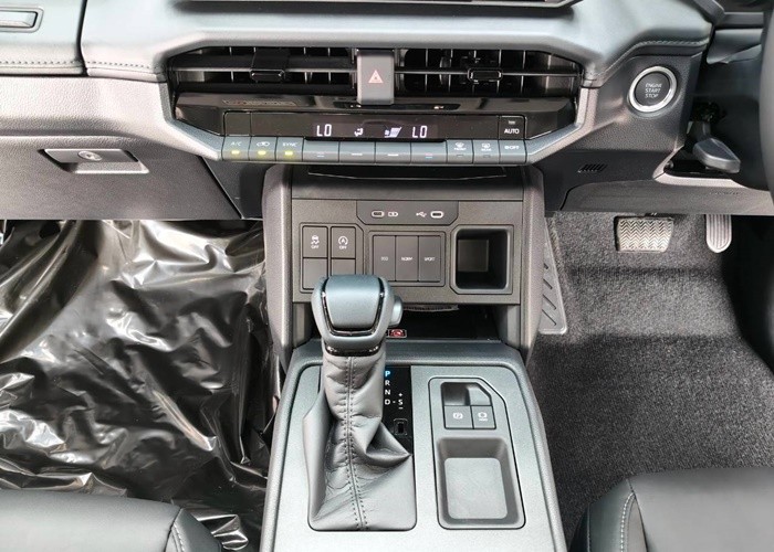 2026 TOYOTA HILUX TRAVO OVERLAND 2.8 2WD AT White image 10