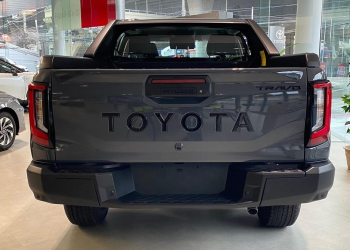 2026 TOYOTA HILUX TRAVO OVERLAND 2.8 2WD AT image 7