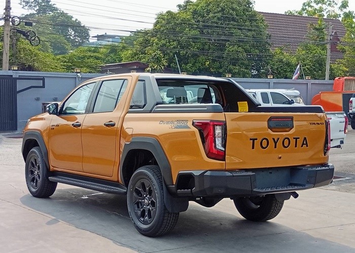 2026 TOYOTA HILUX TRAVO OVERLAND 2.8 2WD AT Yellow image 3