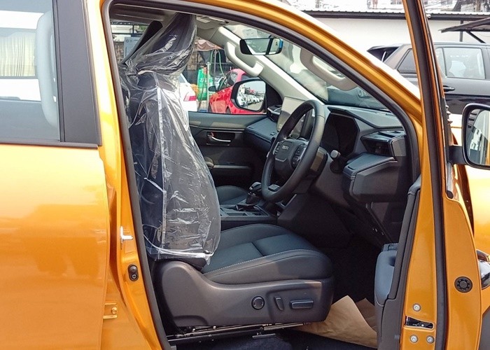 2026 TOYOTA HILUX TRAVO OVERLAND 2.8 2WD AT Yellow image 7