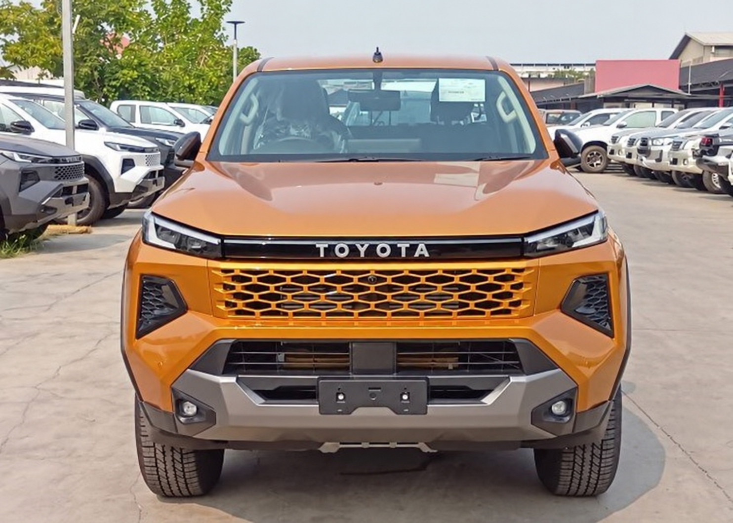 2026 TOYOTA HILUX TRAVO OVERLAND 2.8 2WD AT Yellow image 15