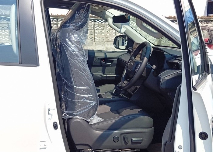 2026 TOYOTA HILUX TRAVO OVERLAND 2.8 2WD AT White image 9