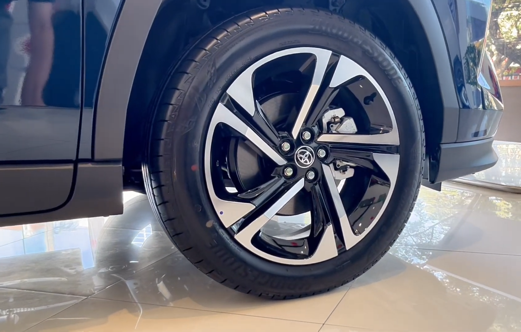 2027 TOYOTA YARIS CROSS SUV V 1.5 2WD CVT Blue image 8