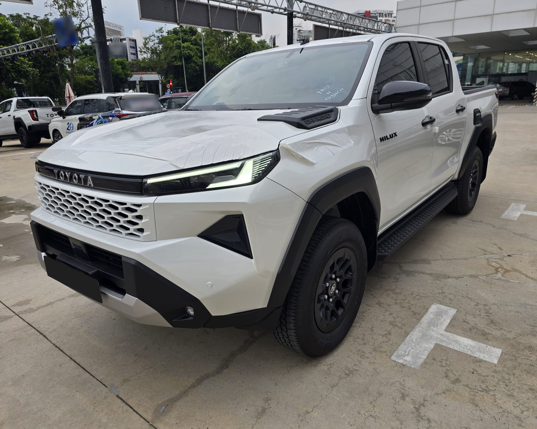 2027 TOYOTA HILUX DOUBLE CAB PRO 2.8 2WD AT White (Z-1385)