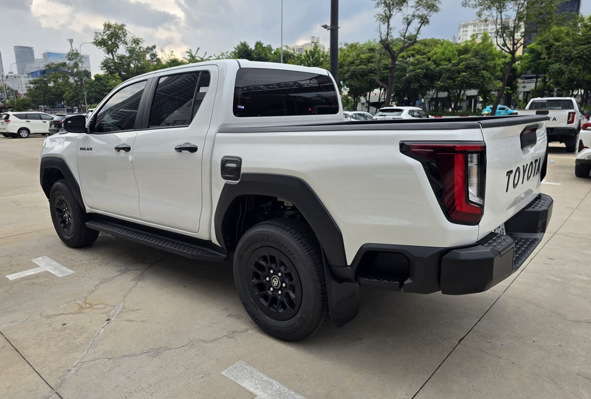 2027 TOYOTA HILUX DOUBLE CAB PRO 2.8 2WD AT White (Z-1385) image 3