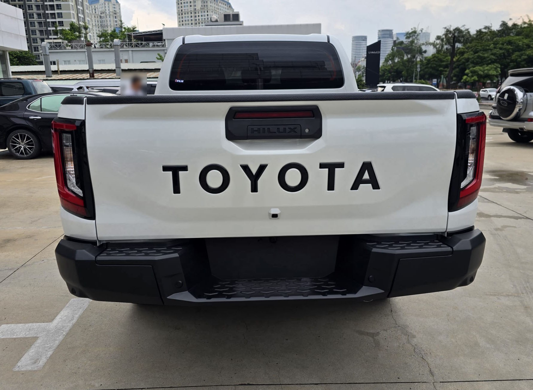 2027 TOYOTA HILUX DOUBLE CAB PRO 2.8 2WD AT White (Z-1385) image 4