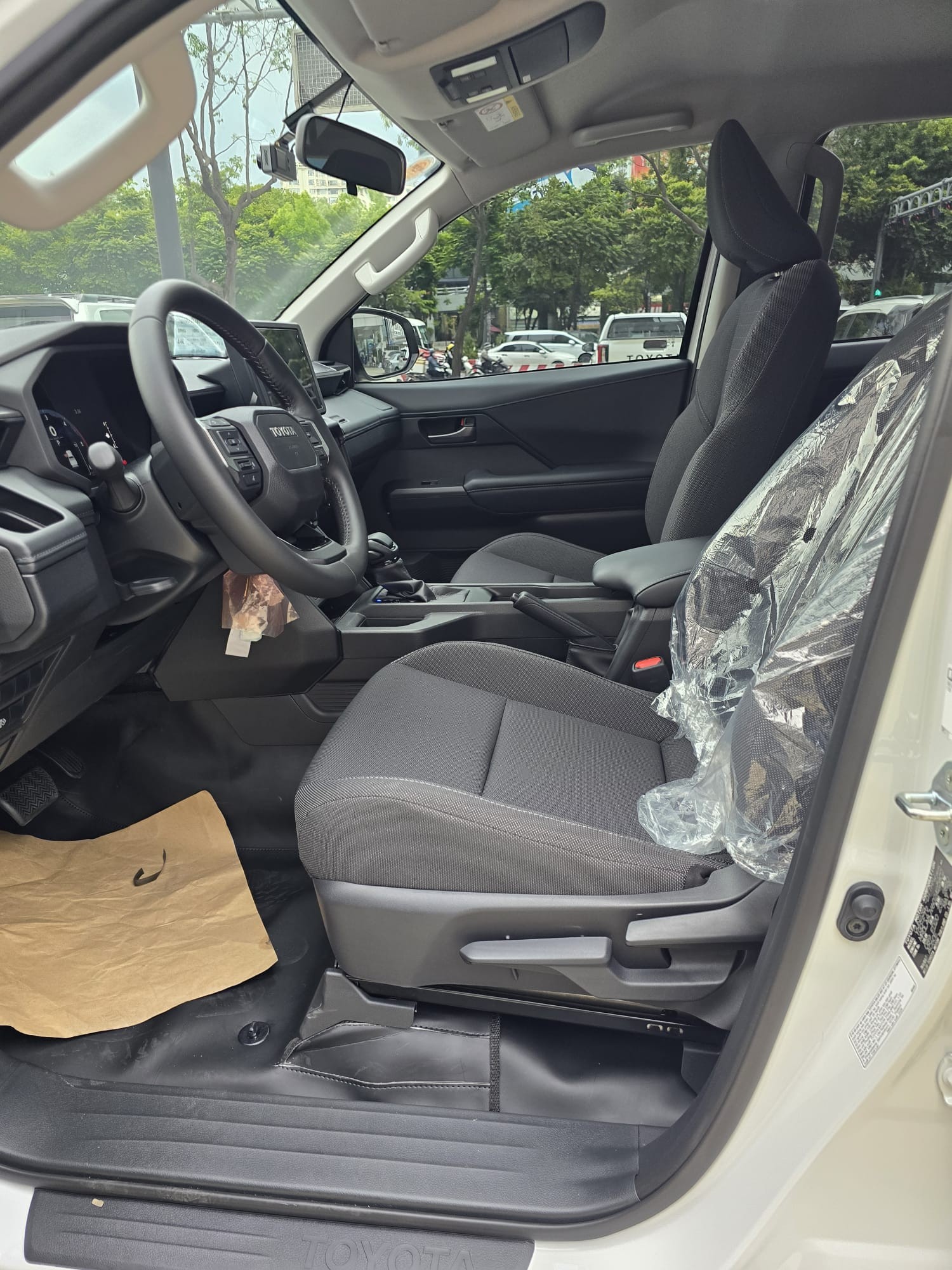 2027 TOYOTA HILUX DOUBLE CAB PRO 2.8 2WD AT White (Z-1385) image 13