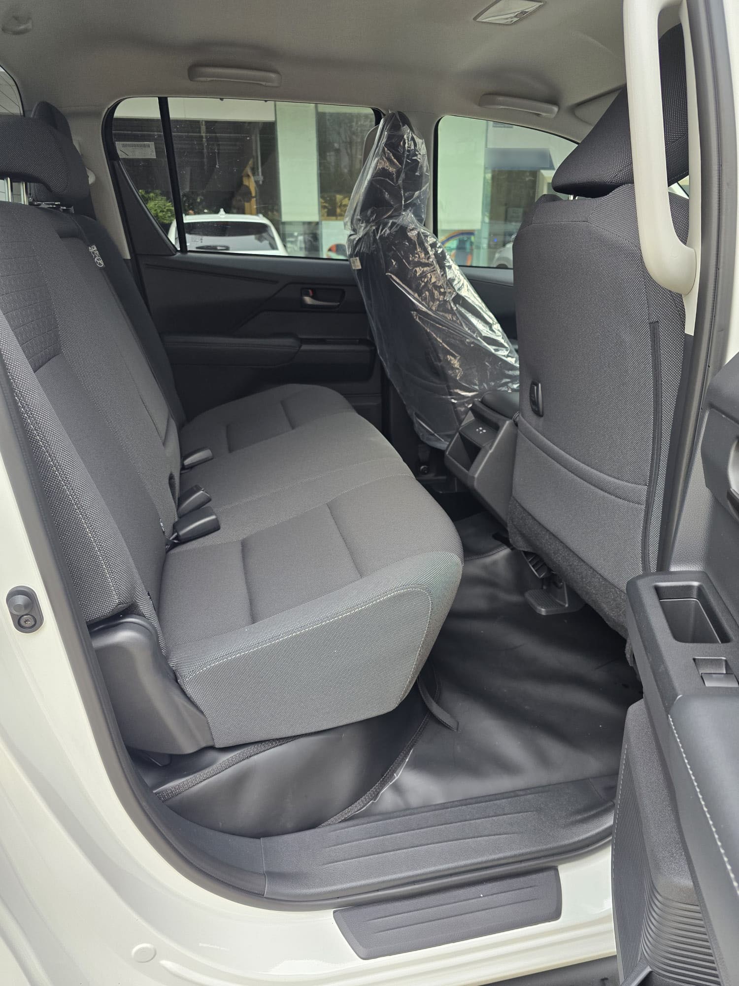 2027 TOYOTA HILUX DOUBLE CAB PRO 2.8 2WD AT White (Z-1385) image 16