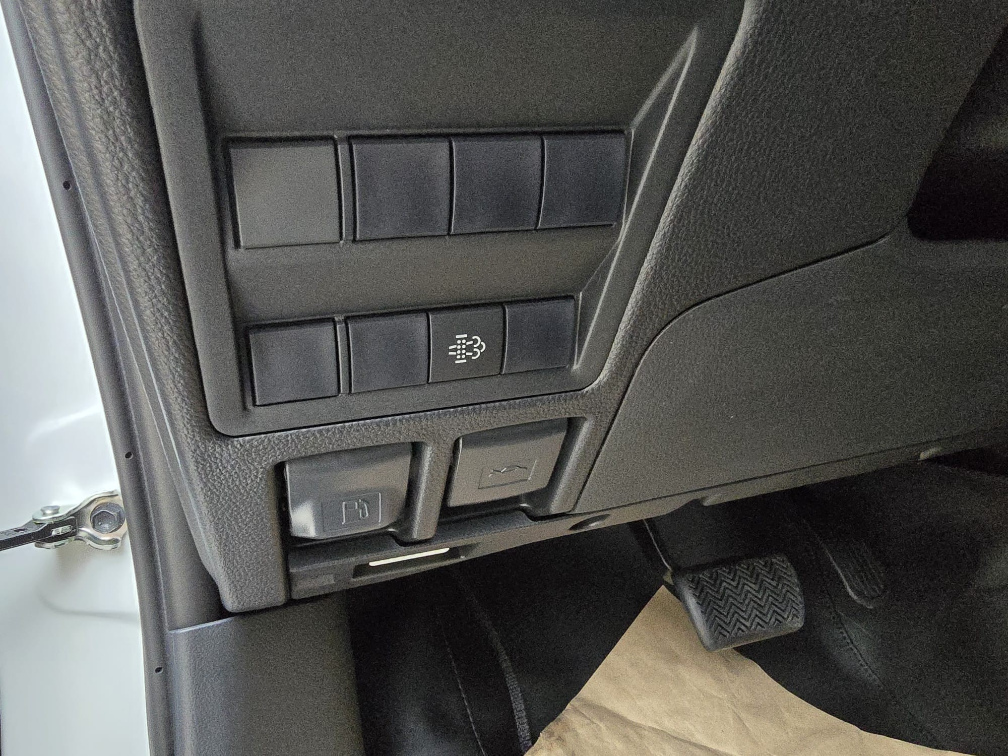2027 TOYOTA HILUX DOUBLE CAB PRO 2.8 2WD AT White (Z-1385) image 29