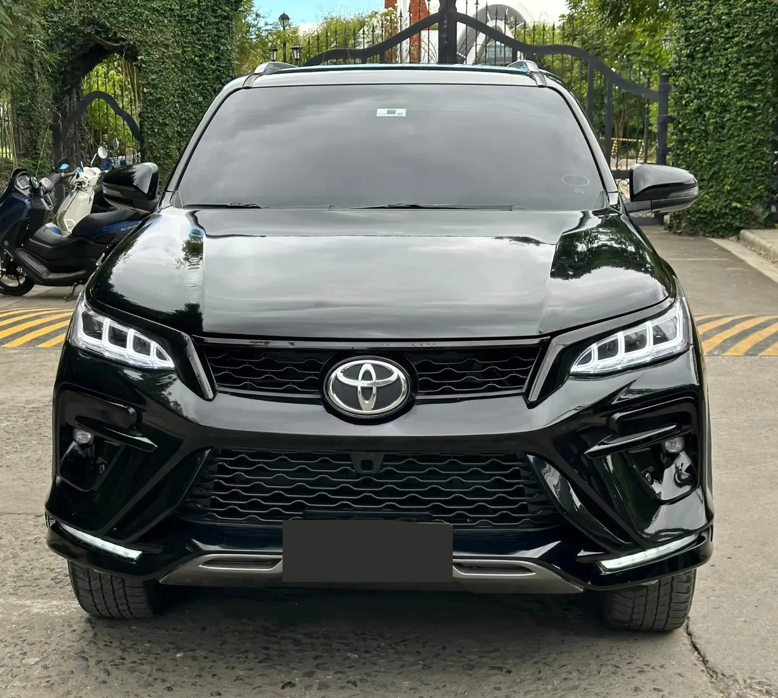 2027 TOYOTA FORTUNER SUV V 2.4 2WD AT Black image 2