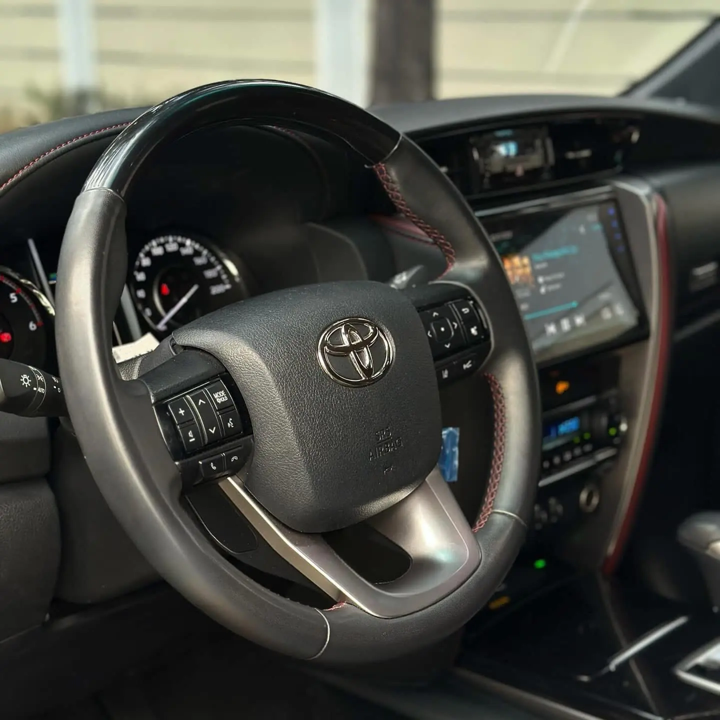 2027 TOYOTA FORTUNER SUV LTD 2.8 2WD AT White image 9