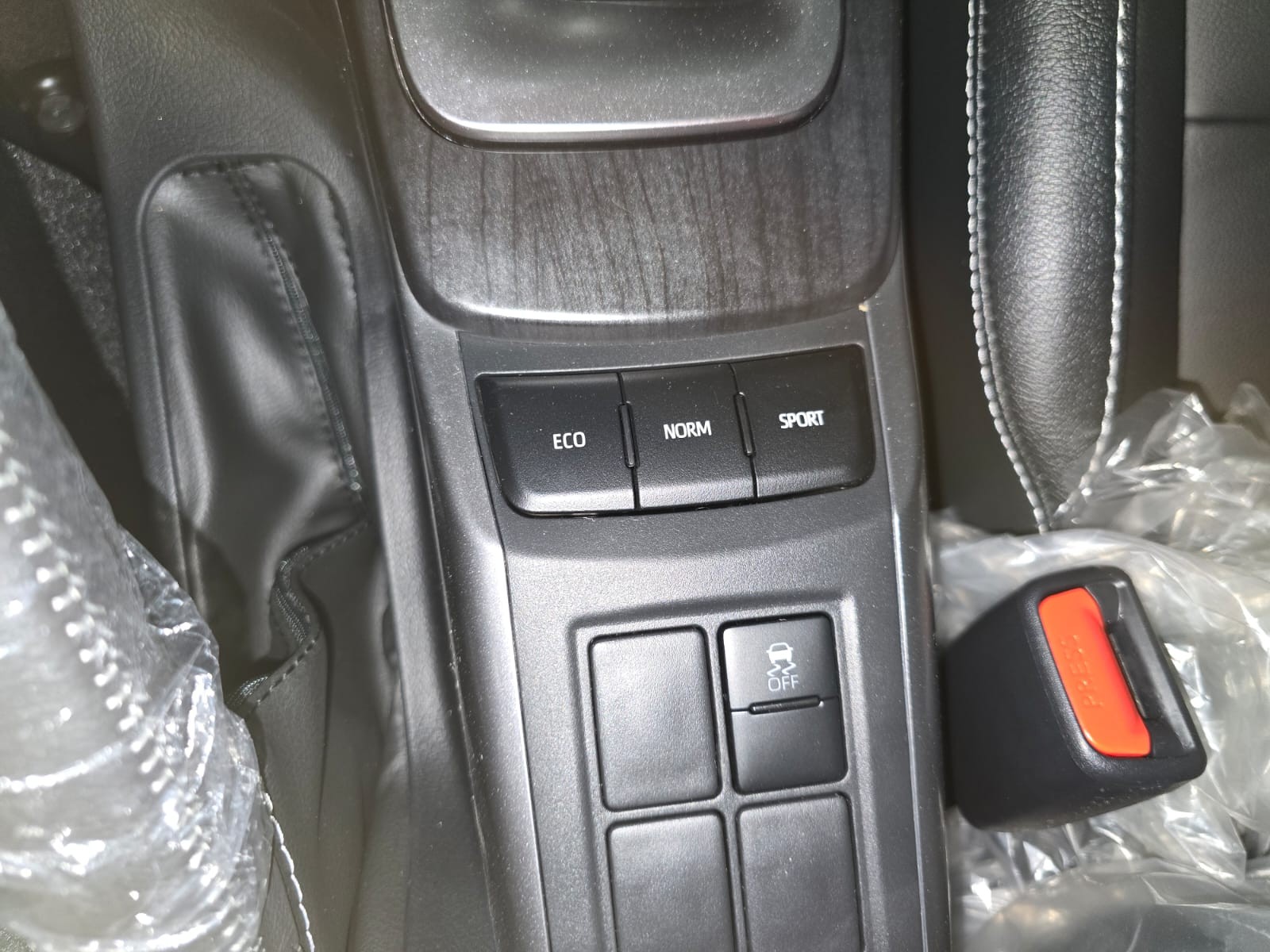 2027 TOYOTA FORTUNER SUV LTD 2.8 2WD AT White (A-1133) image 31