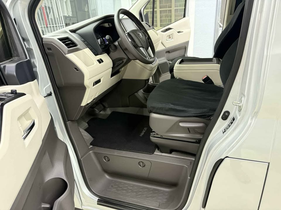 2027 TOYOTA GL GRANDIA VAN 2.8 2WD AT Silver image 8