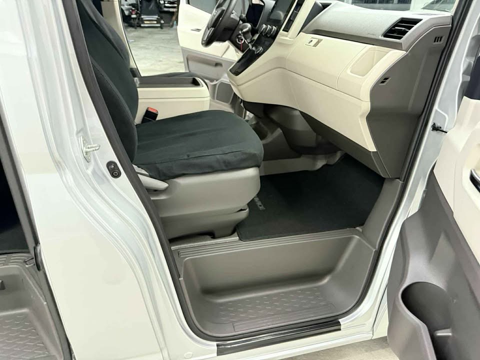 2027 TOYOTA GL GRANDIA VAN 2.8 2WD AT Silver image 10