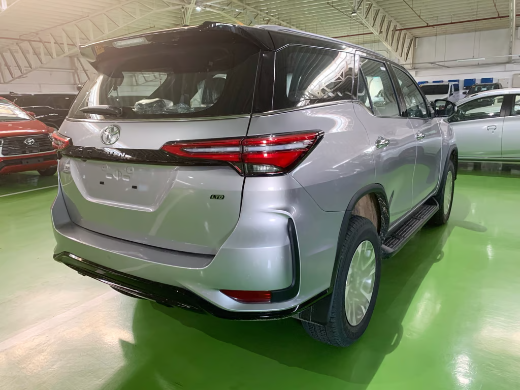 2027 TOYOTA FORTUNER SUV LTD 2.8 4WD AT Silver image 5