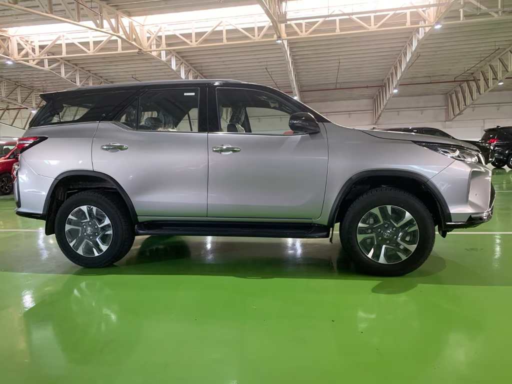 2027 TOYOTA FORTUNER SUV LTD 2.8 4WD AT Silver image 6
