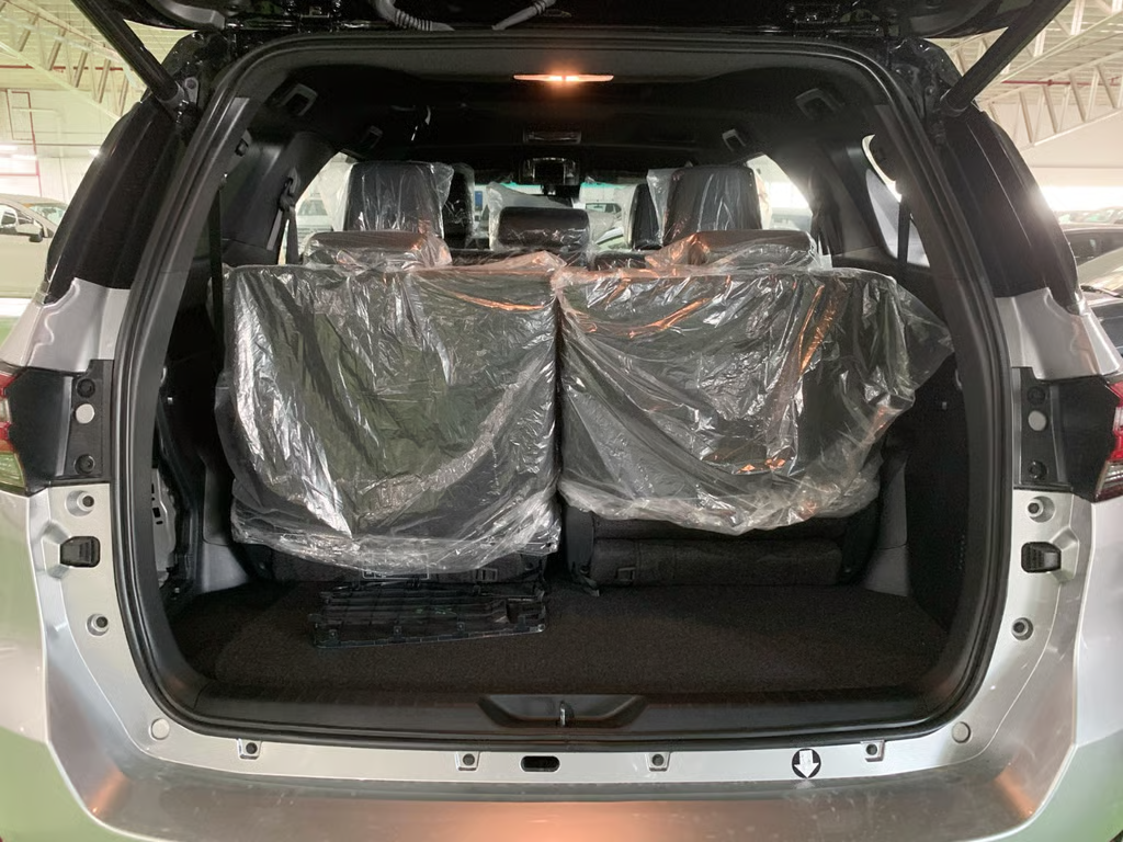 2027 TOYOTA FORTUNER SUV LTD 2.8 4WD AT Silver image 11
