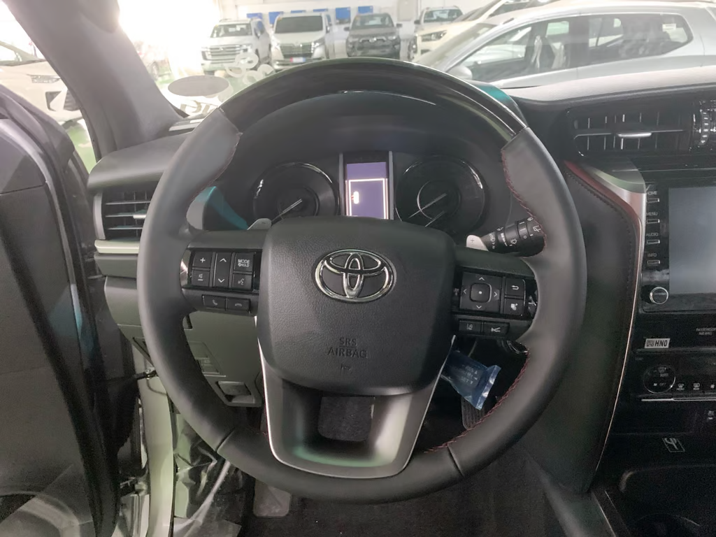 2027 TOYOTA FORTUNER SUV LTD 2.8 4WD AT Silver image 12