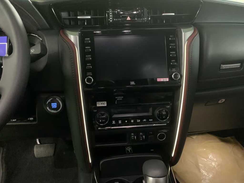 2027 TOYOTA FORTUNER SUV LTD 2.8 4WD AT Silver image 18