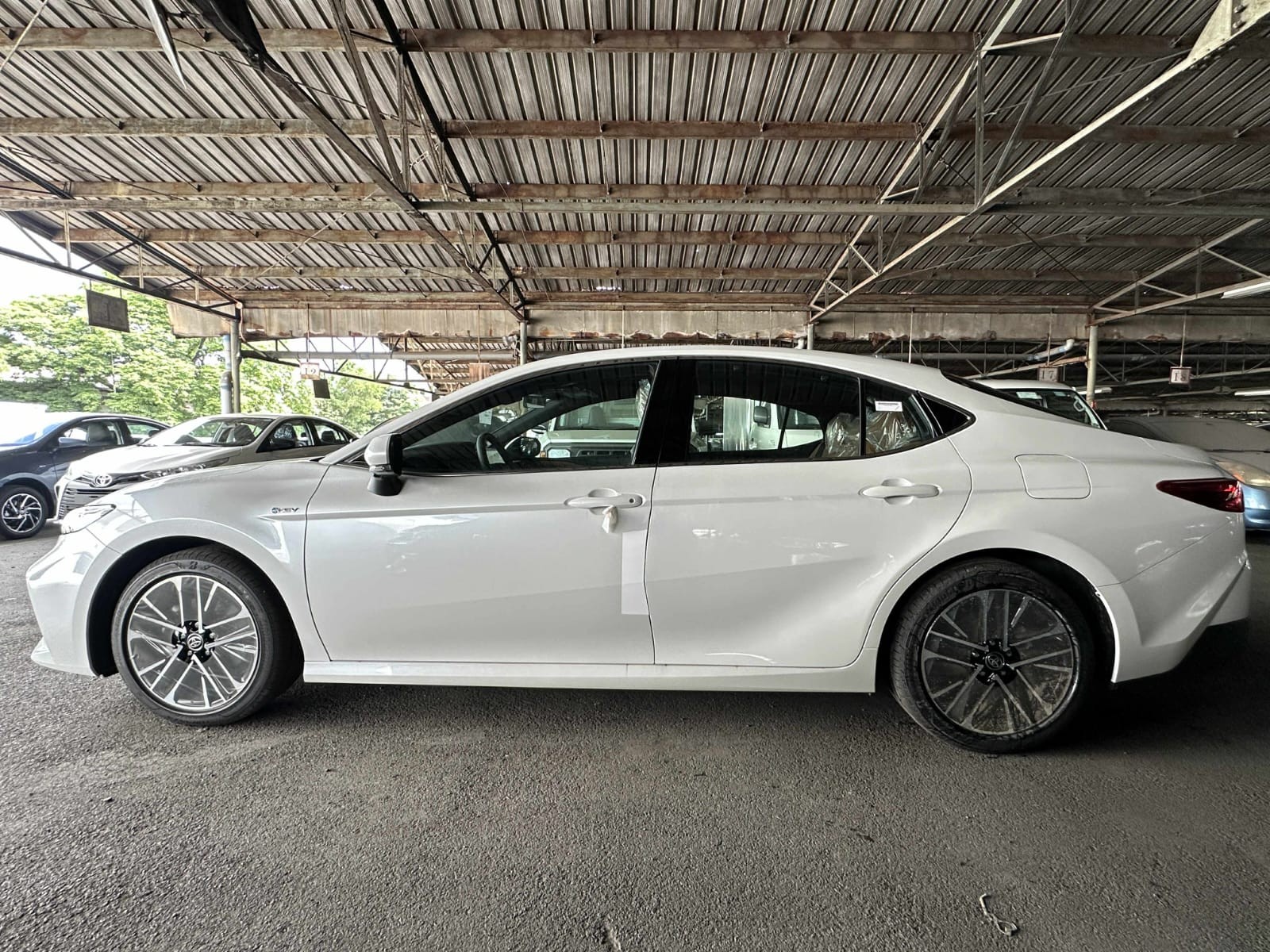 2027 TOYOTA CAMRY SEDAN V 2.5 2WD CVT White image 2