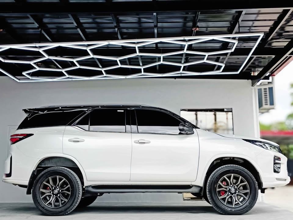 2027 TOYOTA FORTUNER SUV GR-S 2.8 4WD AT White (A-961) image 4