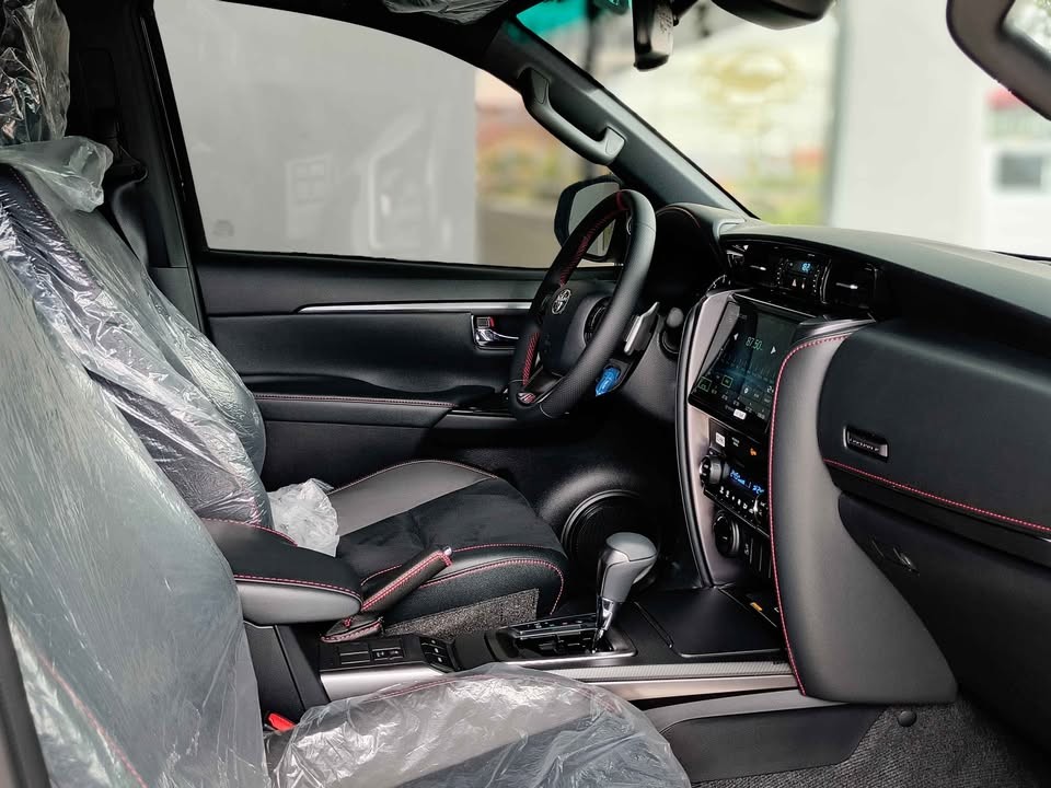 2027 TOYOTA FORTUNER SUV GR-S 2.8 4WD AT White (A-961) image 12