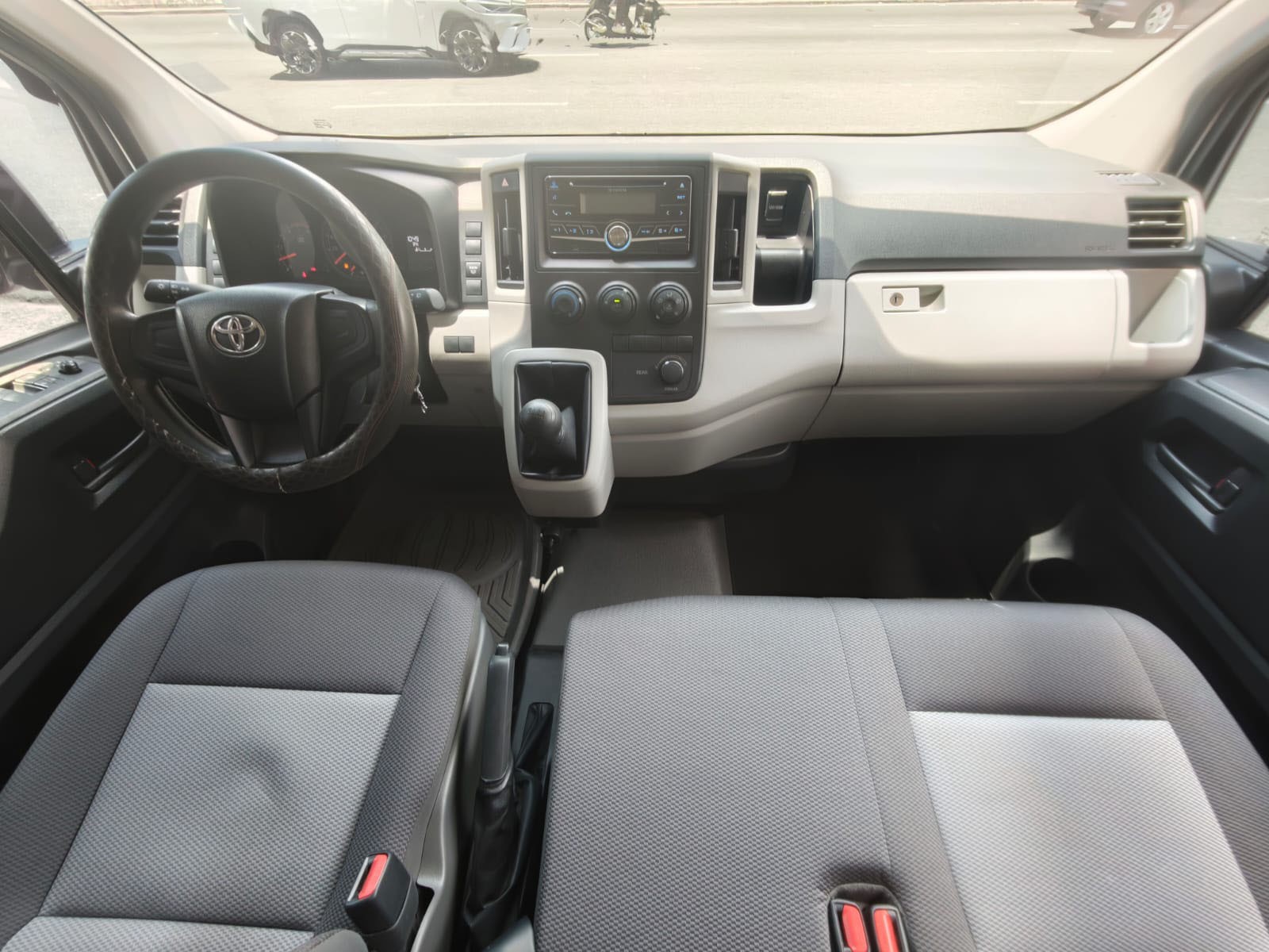 2022 TOYOTA HIACE VAN COMMUTER DELUXE 2.8 2WD MT White image 30