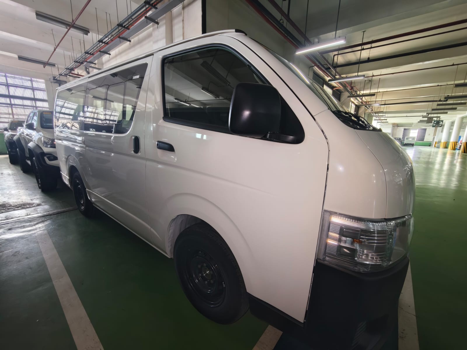 2027 TOYOTA HIACE VAN COMMUTER 3.0 2WD MT White image 6