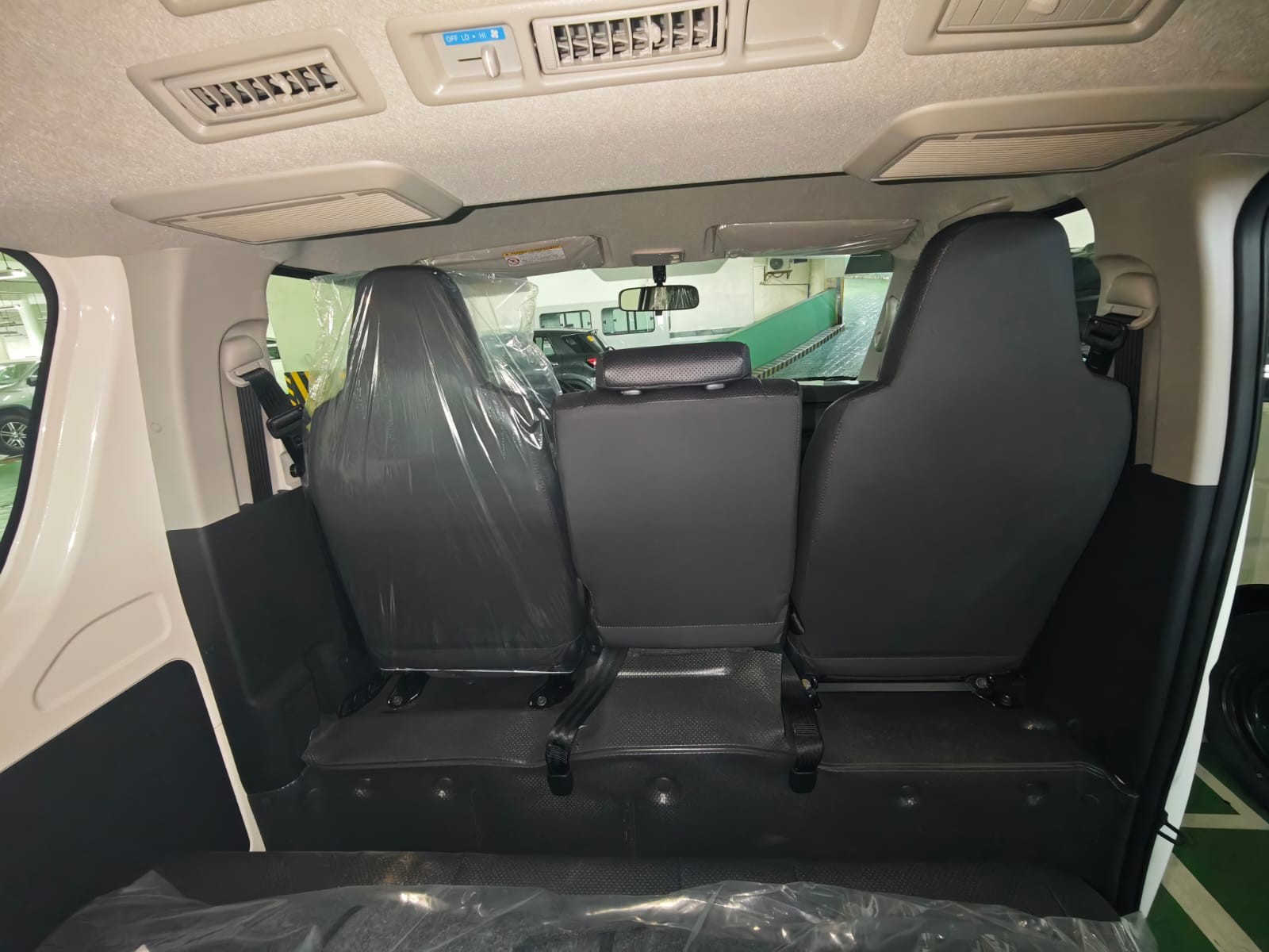 2027 TOYOTA HIACE VAN COMMUTER 3.0 2WD MT White image 14