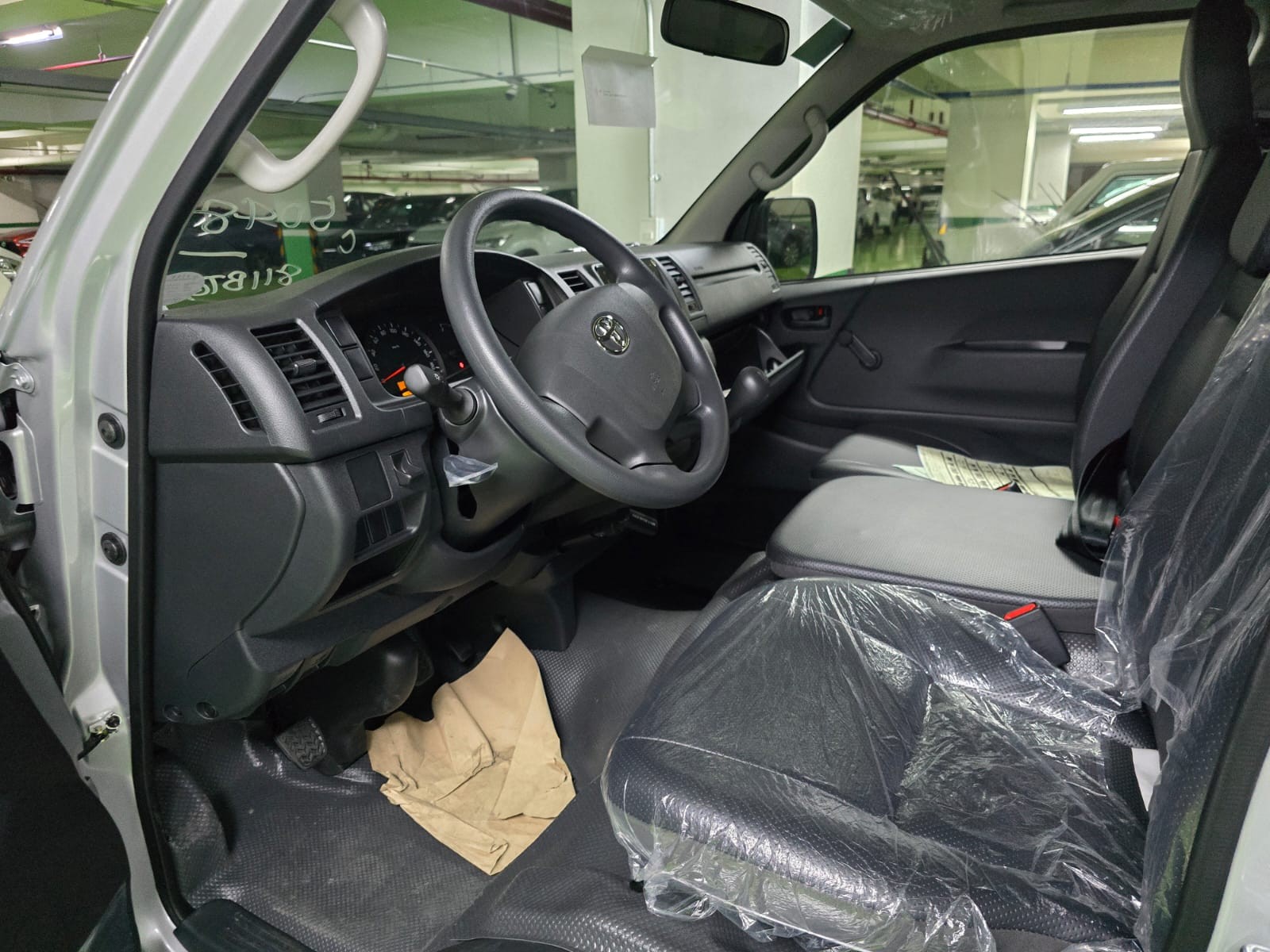2027 TOYOTA HIACE VAN COMMUTER 3.0 2WD MT Silver image 15