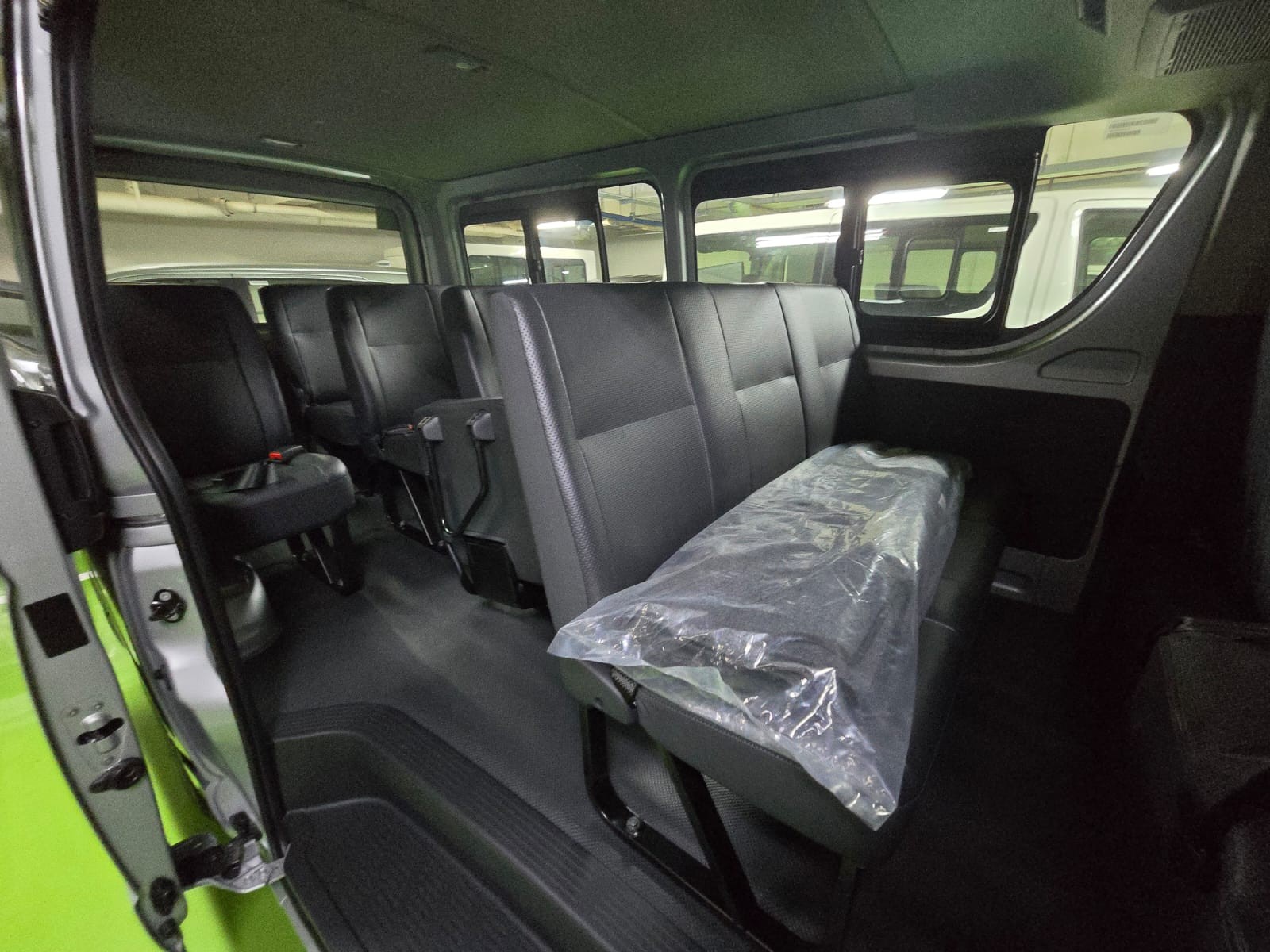 2027 TOYOTA HIACE VAN COMMUTER 3.0 2WD MT Silver image 16
