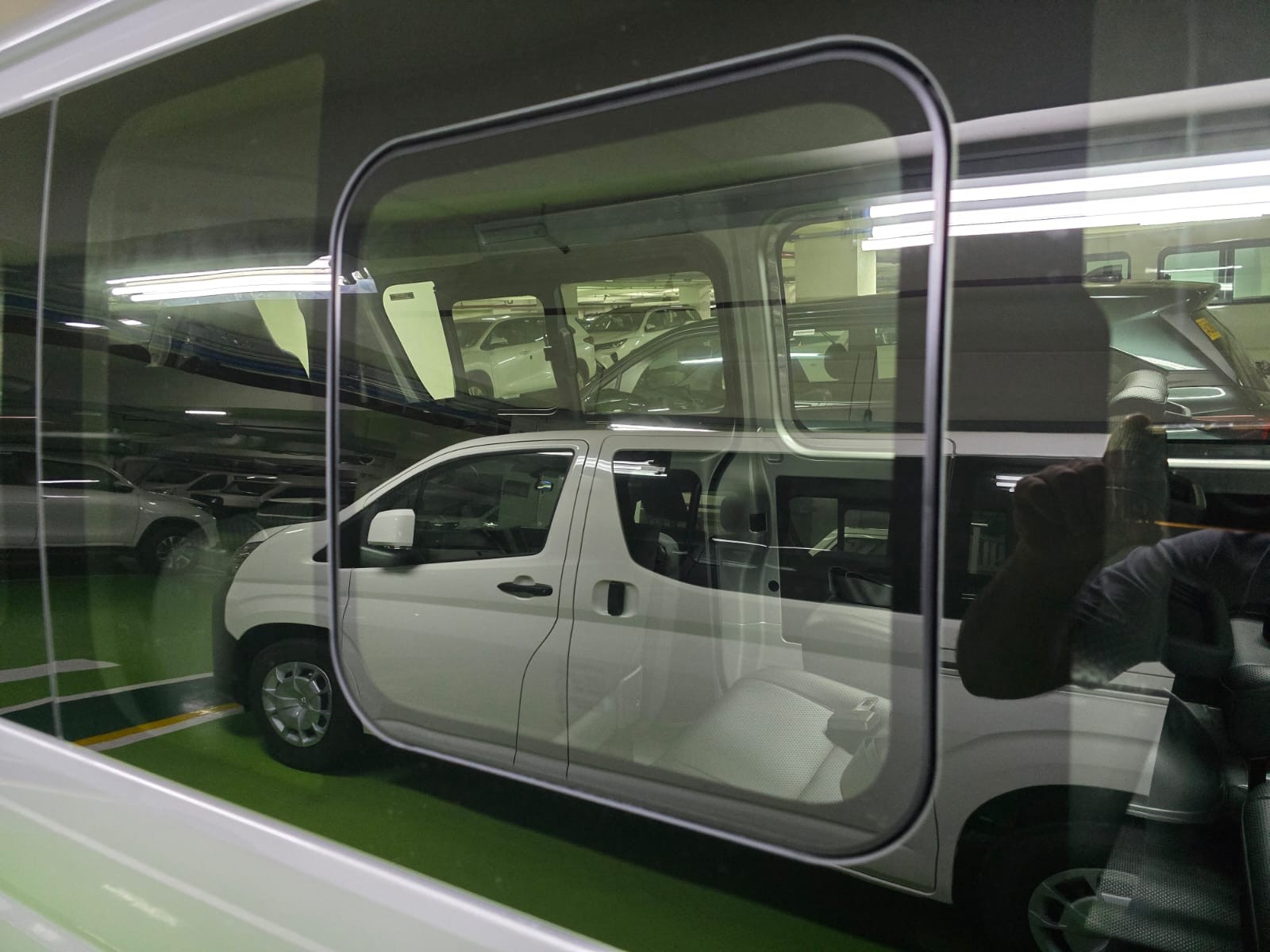 2027 TOYOTA HIACE VAN COMMUTER 3.0 2WD MT Silver image 35