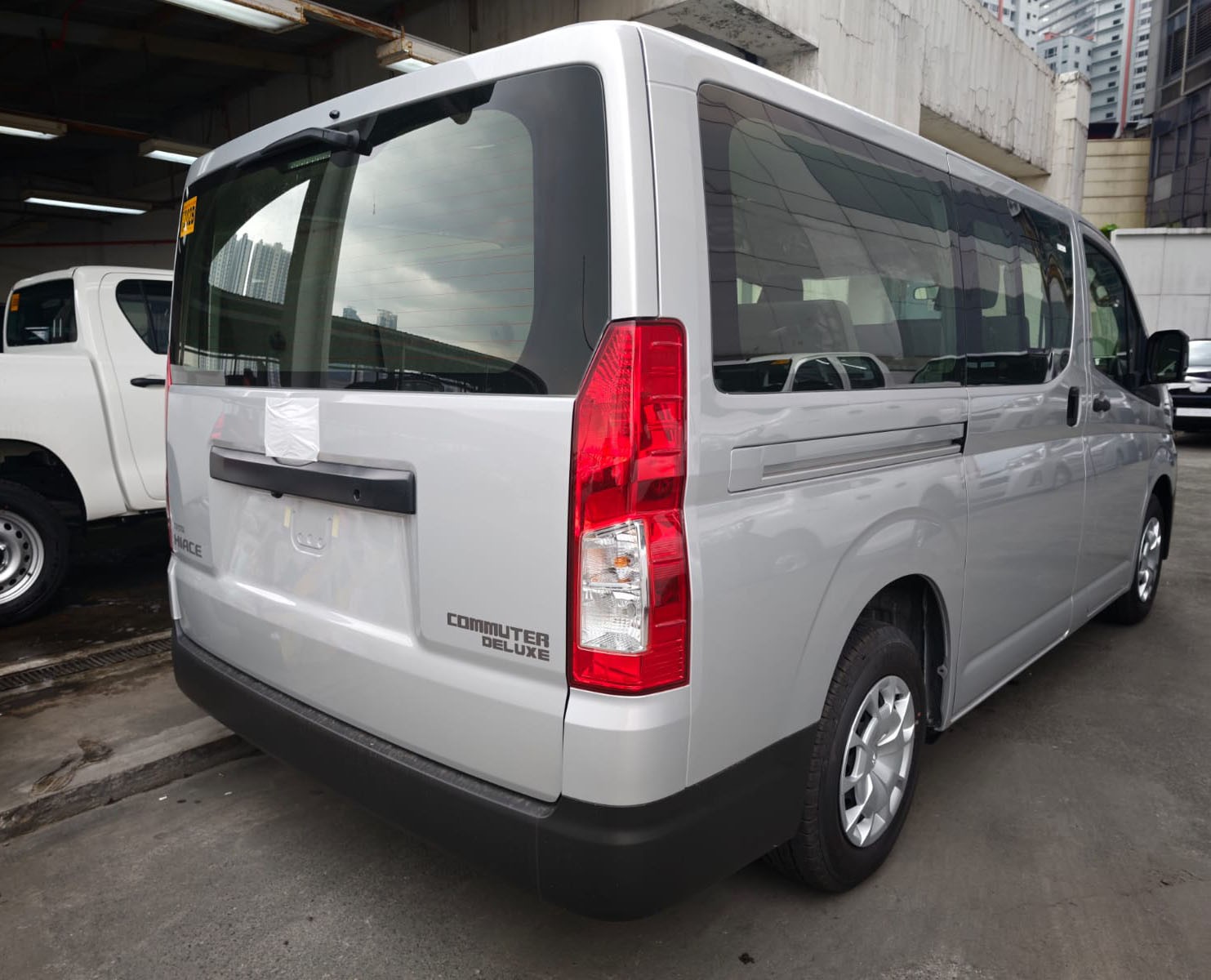 2027 TOYOTA HIACE VAN COMMUTER DELUXE 2.8 2WD MT White image 6
