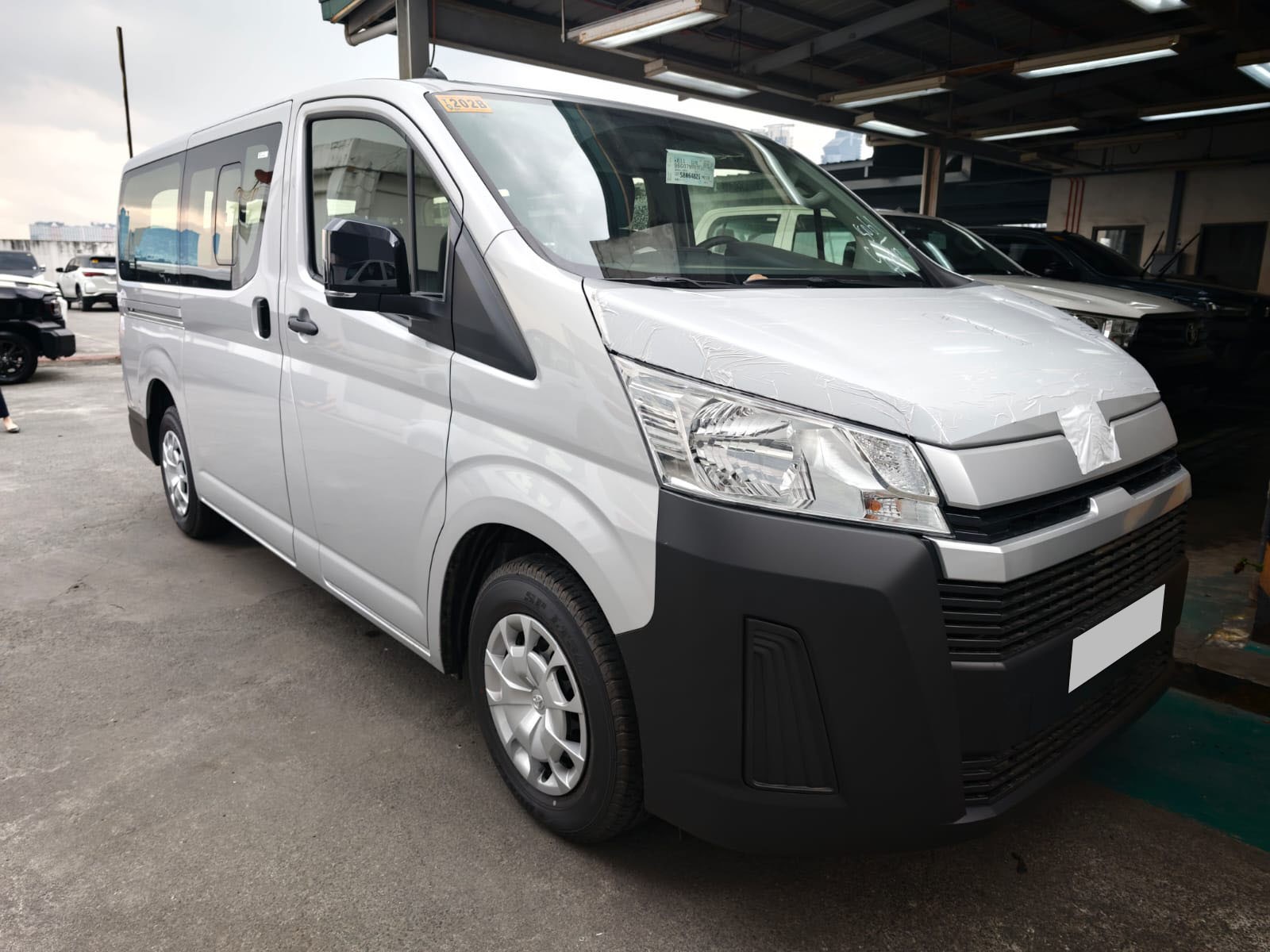2027 TOYOTA HIACE VAN COMMUTER DELUXE 2.8 2WD MT White image 9