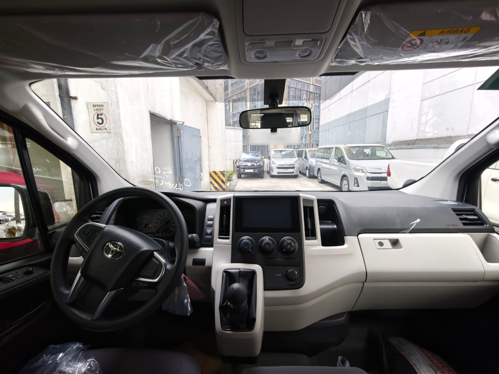 2027 TOYOTA HIACE VAN COMMUTER DELUXE 2.8 2WD MT White image 27